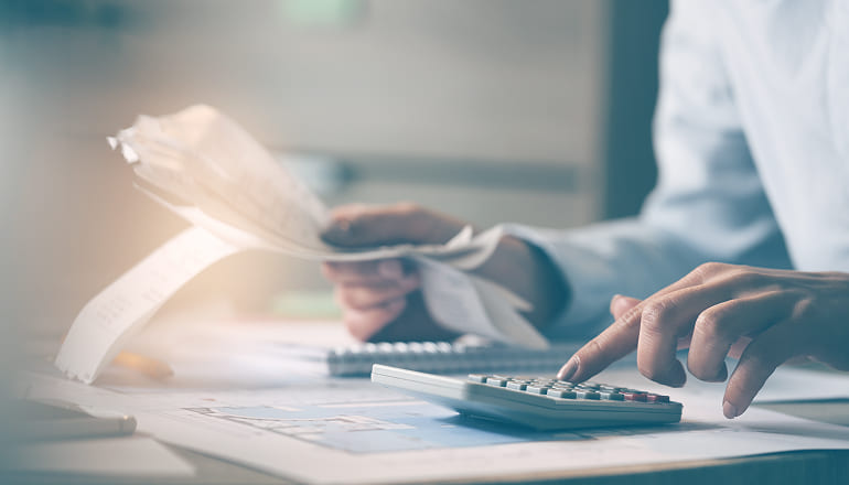 mujer calculando en la calculadora 